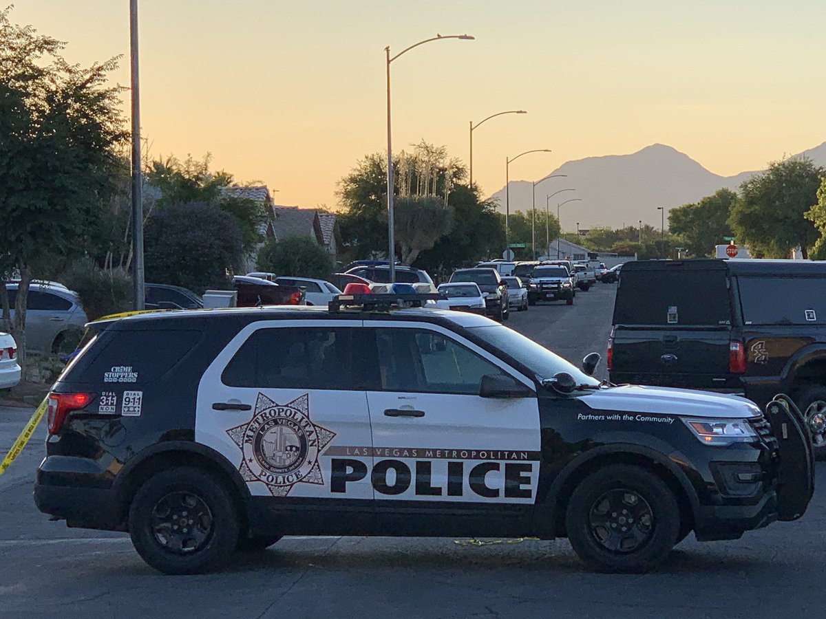 On scene of a barricade near Tonopah and Vegas Drives as @LVMPD tries to convince a shooting suspect who allegedly shot his girlfriend in the face is refusing to come outside