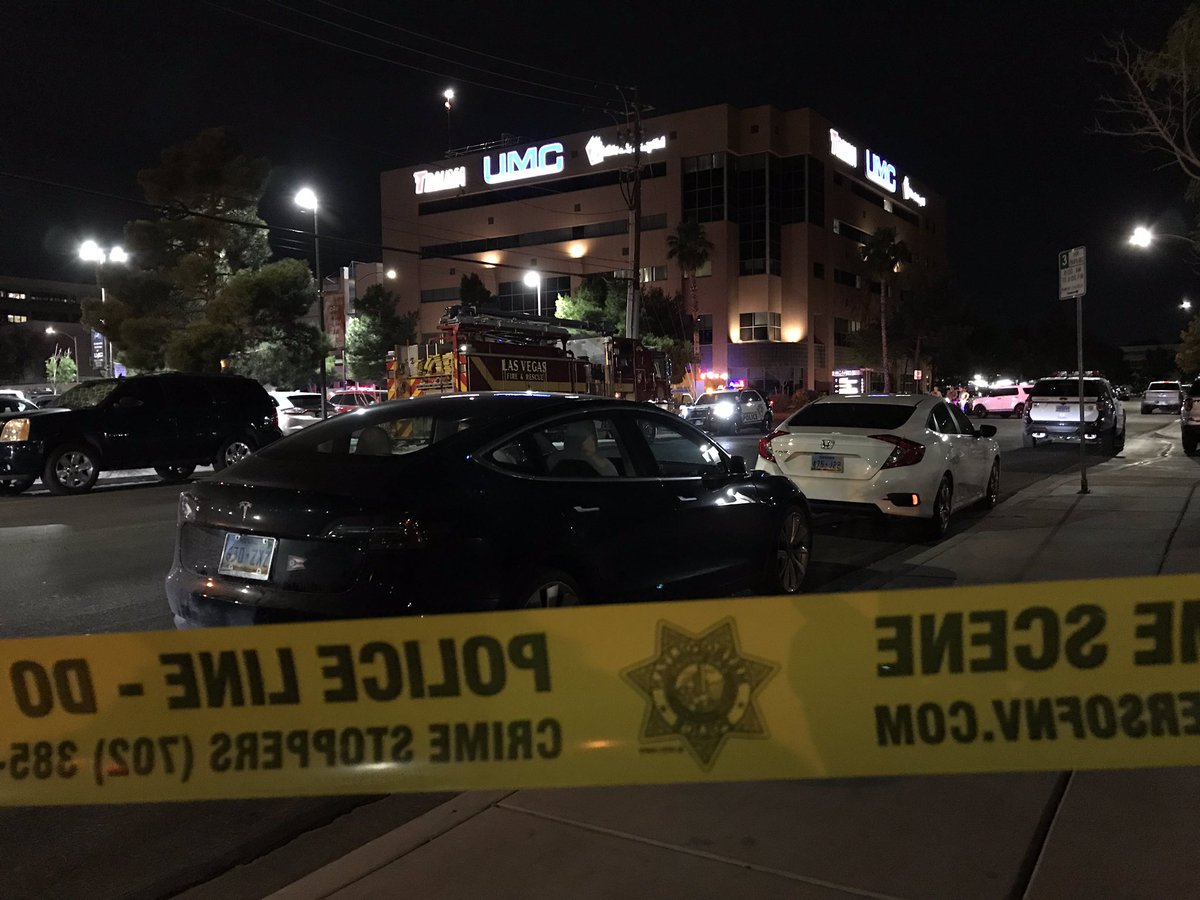 Scene of a  @LVMPD presence outside the ER entrance at UMC tonight.  About a half hour ago, we heard gunshots just a block away from us near Bridger & LV Blvd. in downtown @KTNV