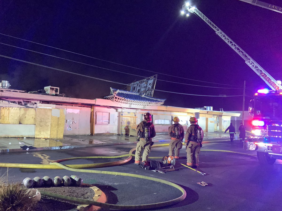 1AM 17 E Oakey Blvd, very large, vacant bldg, Units on scene for 1 hour, have bulk of fire out, no injuries reported, squatters leaving bldg on arrival, heavy dmg, cause U/I, crews mopping up remaining fire.