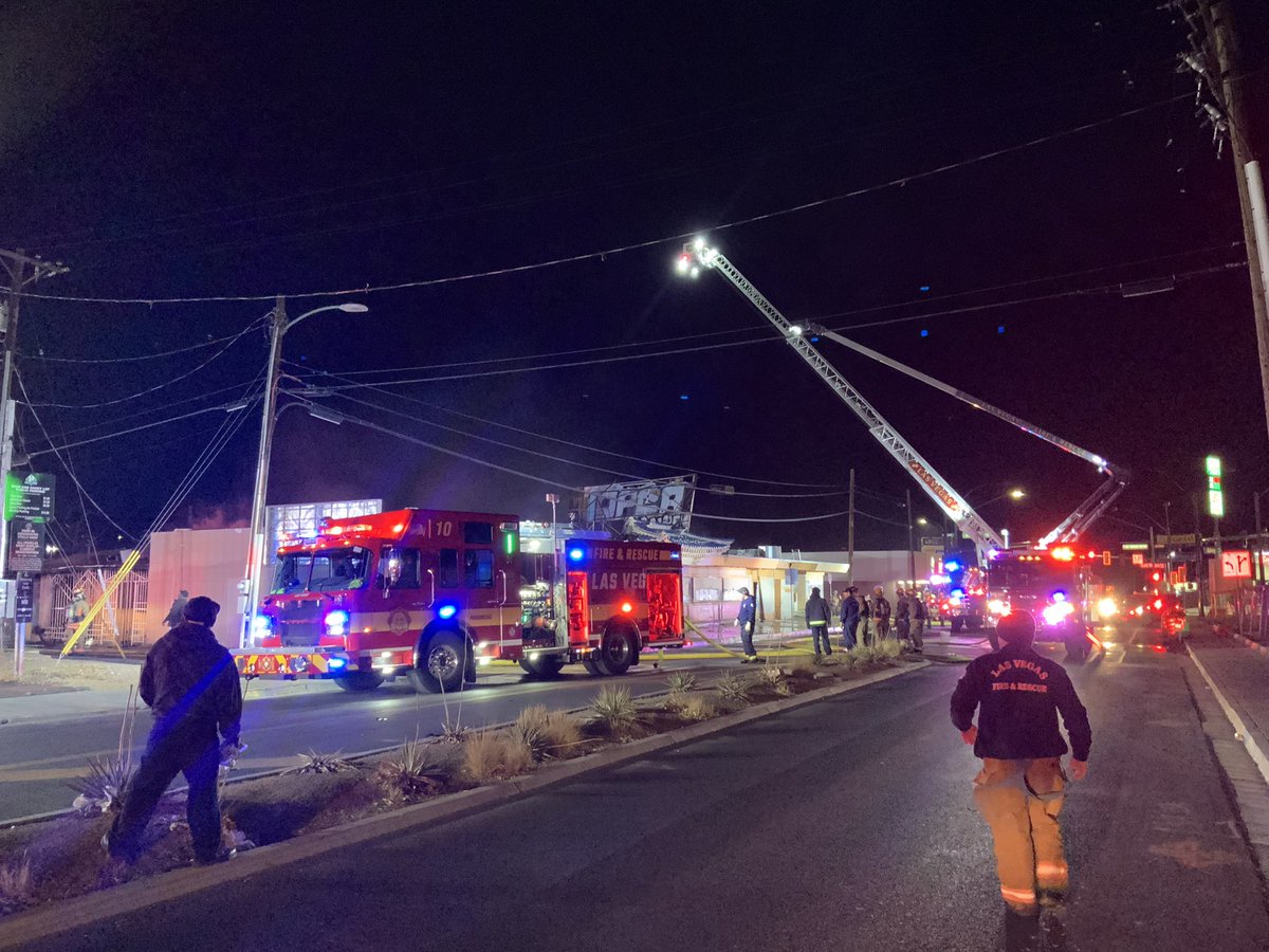 1AM 17 E Oakey Blvd, very large, vacant bldg, Units on scene for 1 hour, have bulk of fire out, no injuries reported, squatters leaving bldg on arrival, heavy dmg, cause U/I, crews mopping up remaining fire.