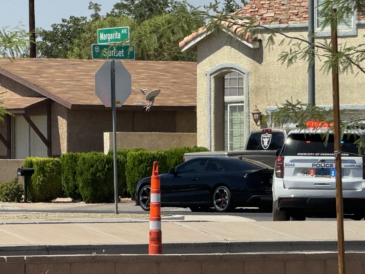 Henderson NVPD fire a gun during a barricade situation in Henderson by Sunset and Margarita Ave. @LVMPD is here holding perimeter spots. Waiting for more details around the shooting and barricade from Henderson Police