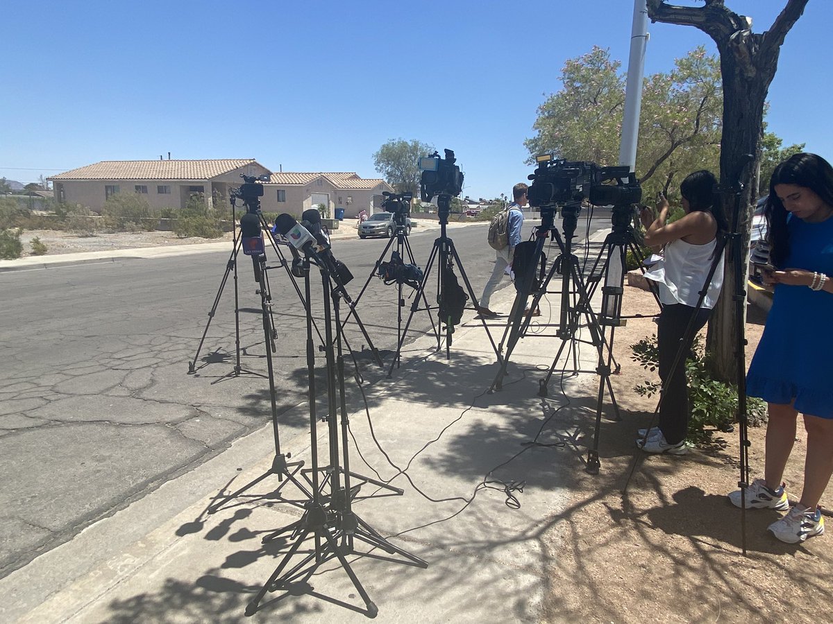 Waiting for @HendersonNVPD to share more information about the gunfire by at least one officer  during a barricade situation in a neighborhood by Sunset ans Boulder Hwy Thursday morning. Wells Park and Pool is taped off as is a part of Margarita by Jefferson. 